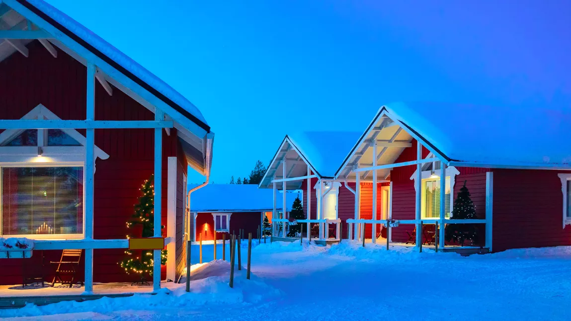 Responsable de village vacances surveillant les activités dans un complexe touristique ensoleillé