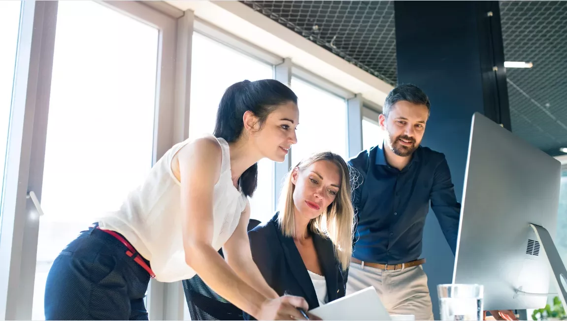 Chargé de projet événementiel organisant un grand événement dans une salle de conférence