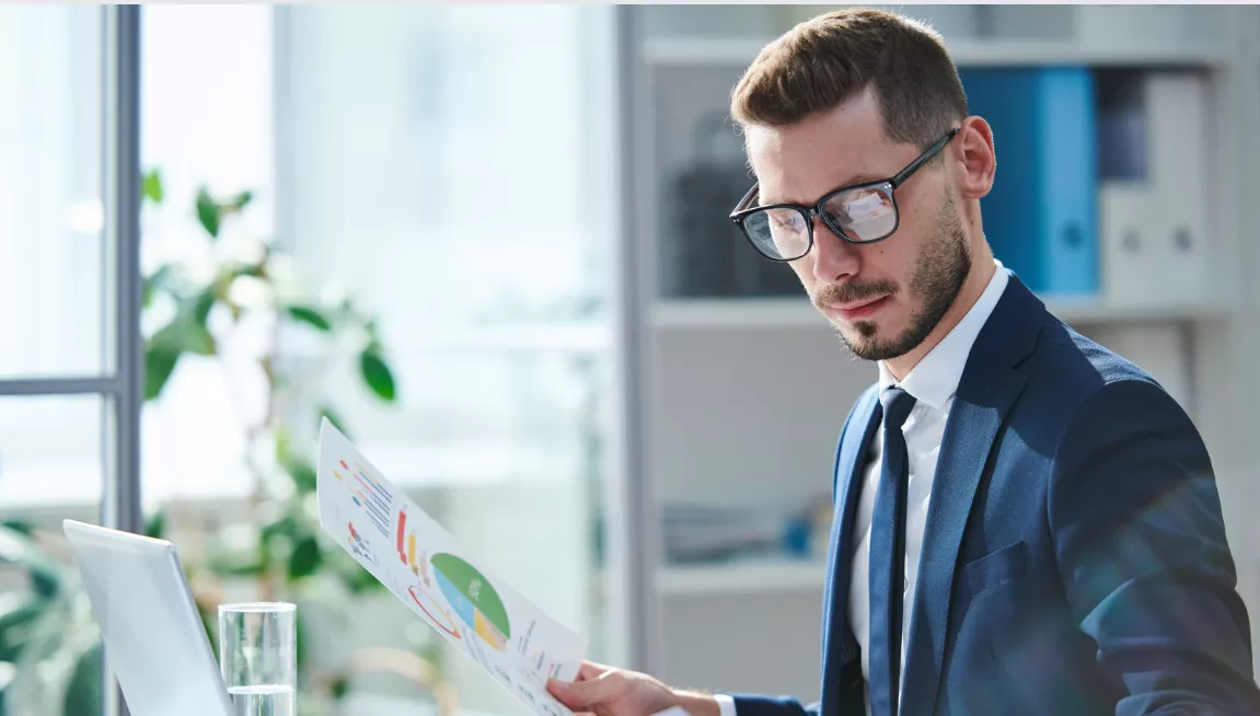 Responsable marketing touristique travaillant sur une campagne promotionnelle dans un bureau moderne