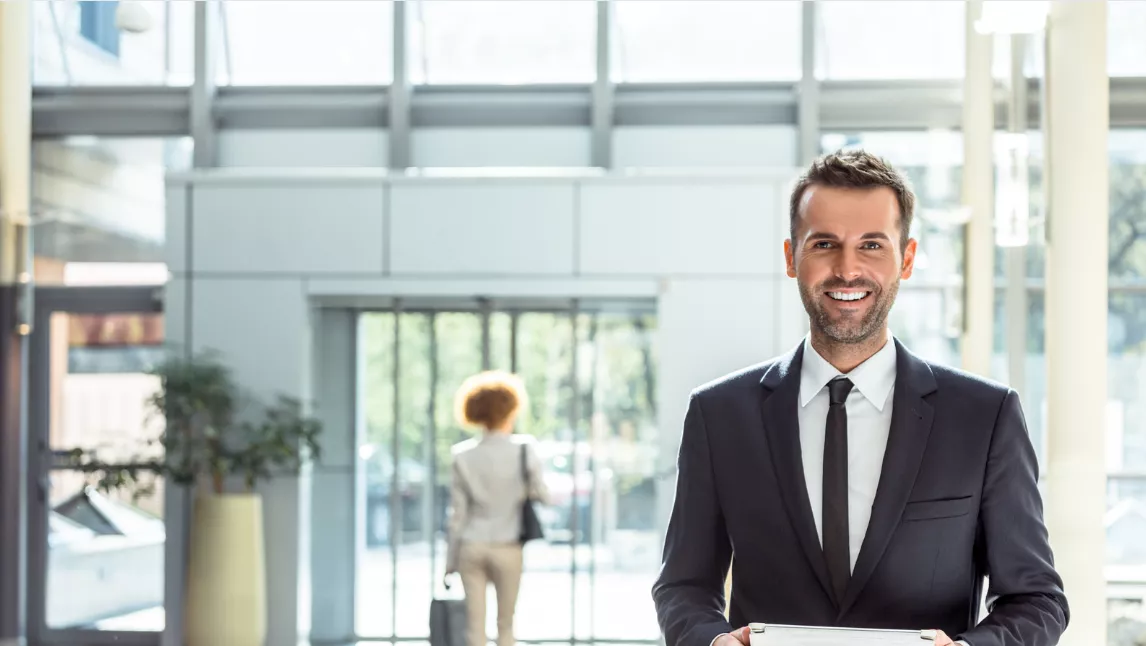 Responsable d'animation touristique dirigeant une activité de groupe sur une plage
