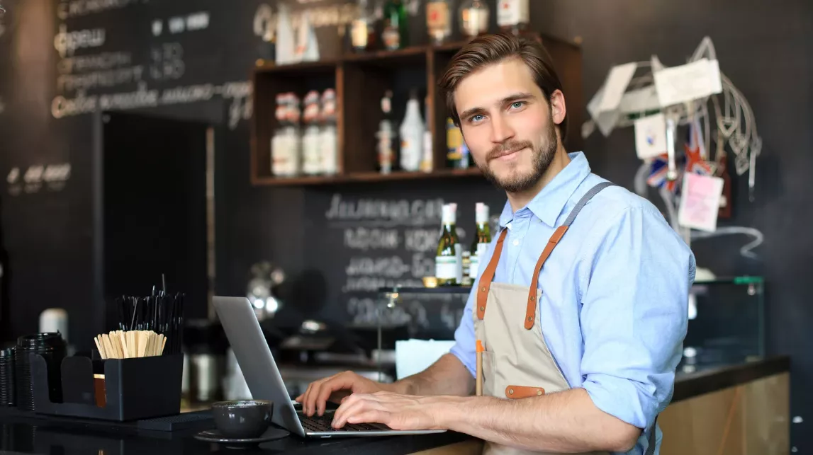 Directeur de restaurant surveillant le service dans un restaurant haut de gamme