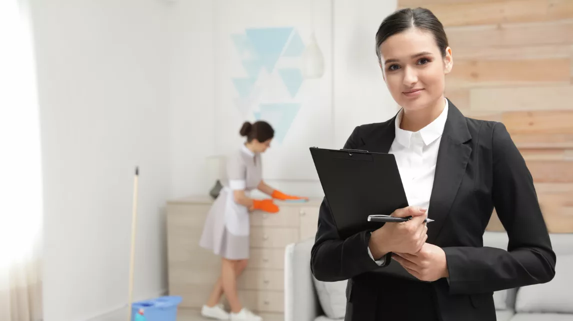 Directeur de résidence de tourisme accueillant des clients dans un appartement moderne