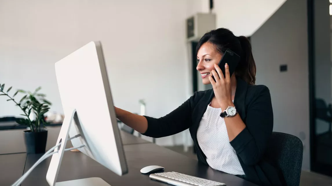 Consultant en gestion touristique présentant des stratégies à des clients dans une salle de réunion