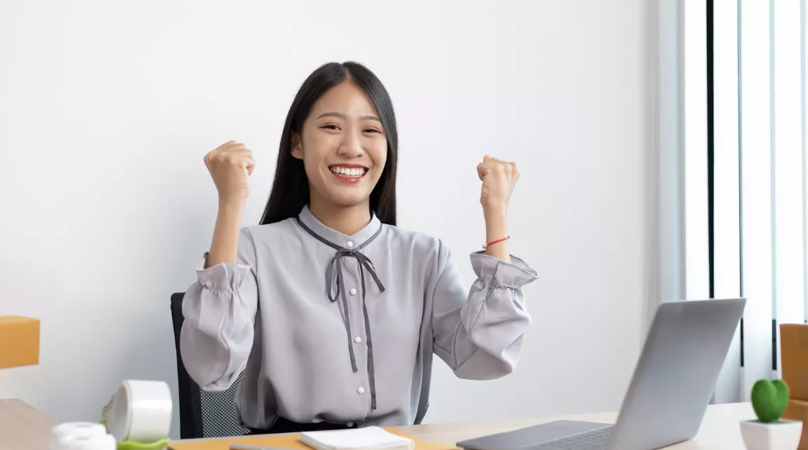 Responsable des ventes touristiques présentant des offres à des clients potentiels